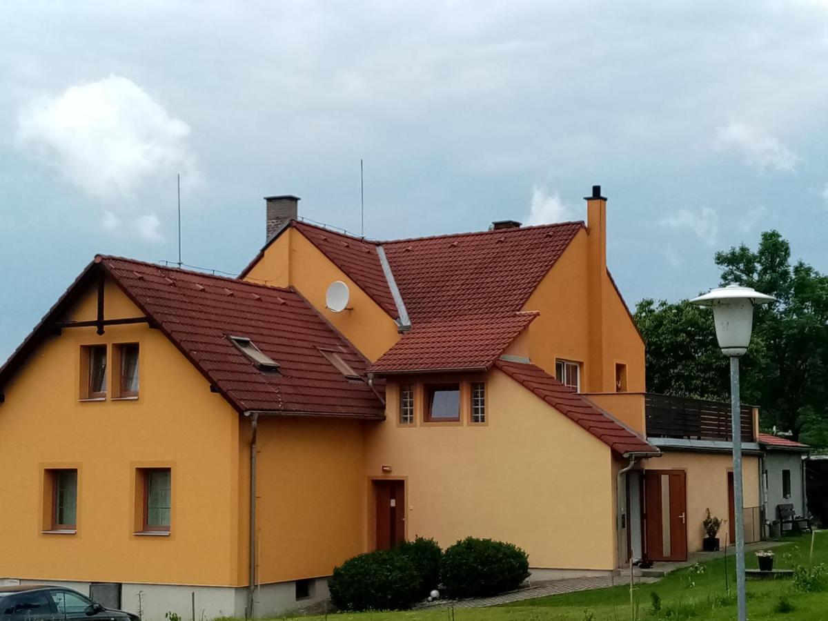 MiJa apartmán s VINNÝM SKLÍPKEM, zahradou a grilem Kájov Exterior foto